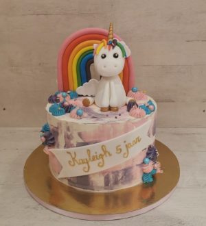 Unicorn regenboog creme taart