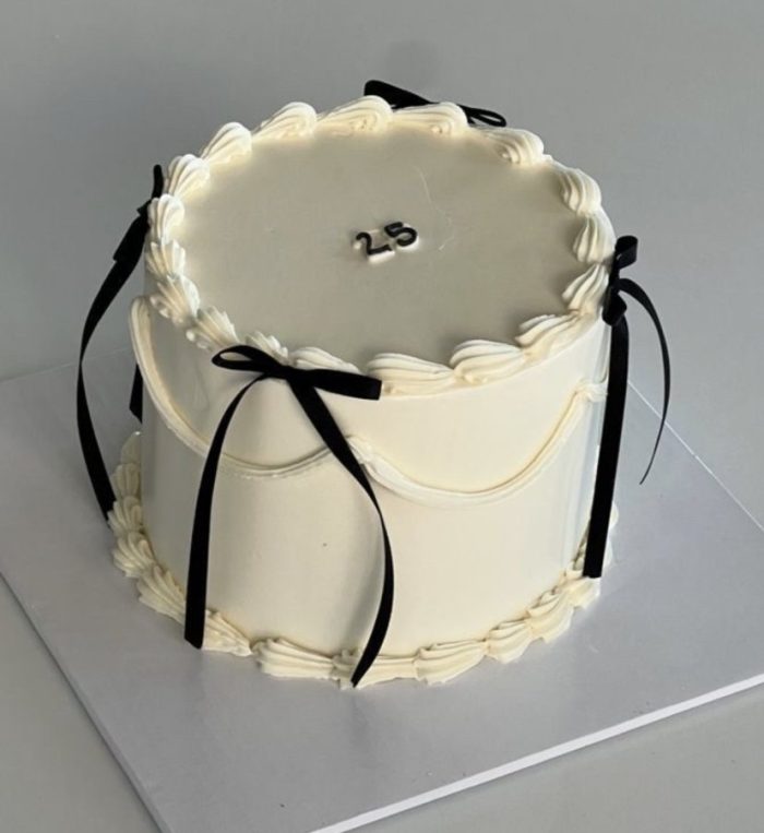 Custom taart zwart wit creme Sanne 23 februari