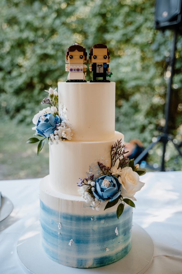 Wit en blauwe bruidstaart met lego
