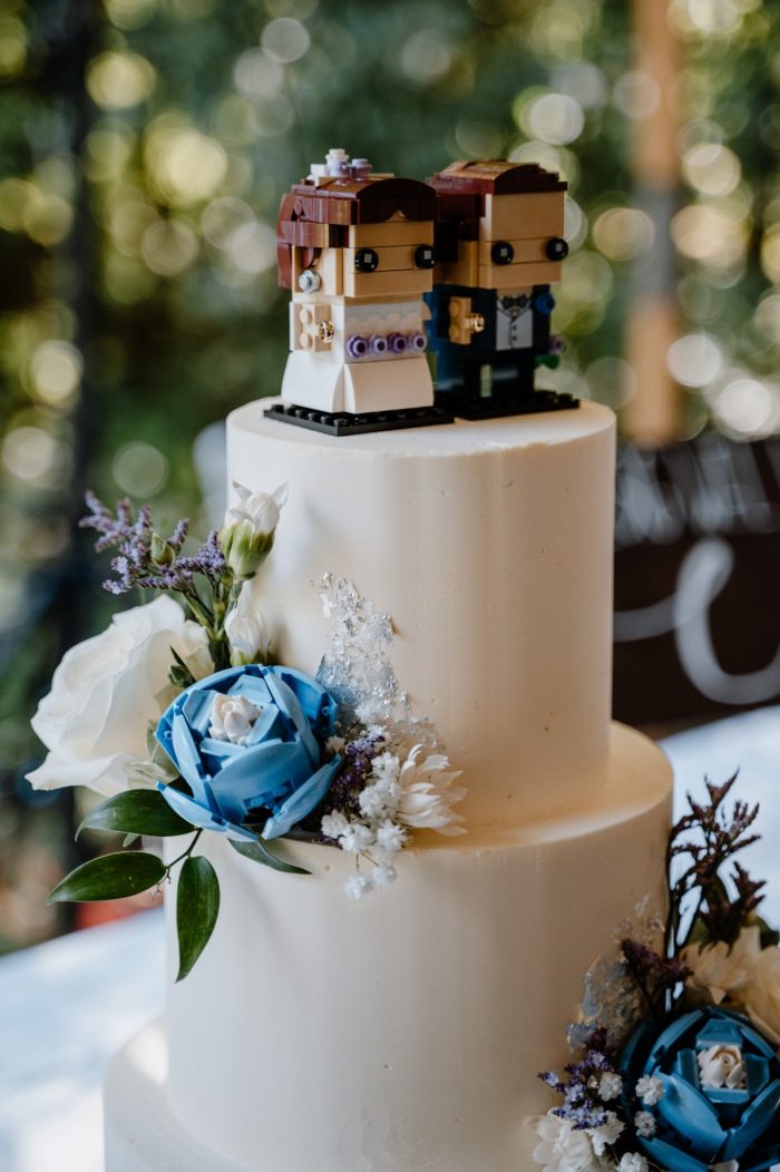 Wit en blauwe bruidstaart met lego