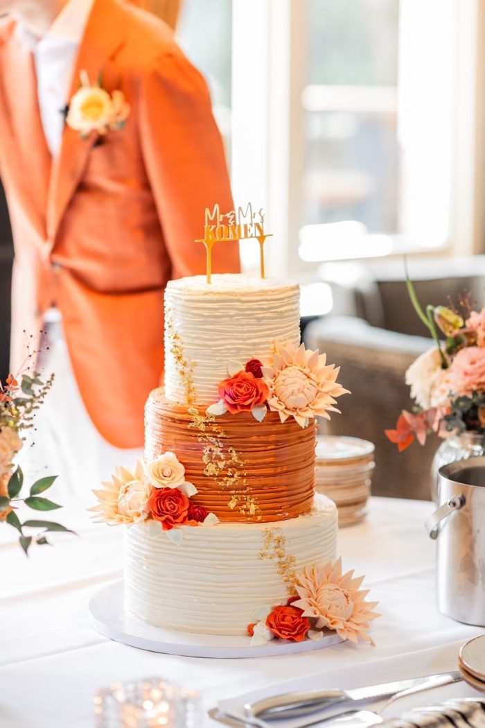 Matchende bruidstaart met fondant bloemen