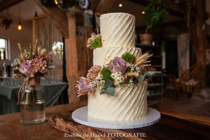 Creme strepen met rustieke bloemen bruidstaart