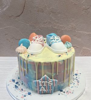 Gender reveal baby shoes cake
