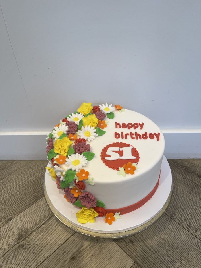 Vrolijke bloemen van fondant taart