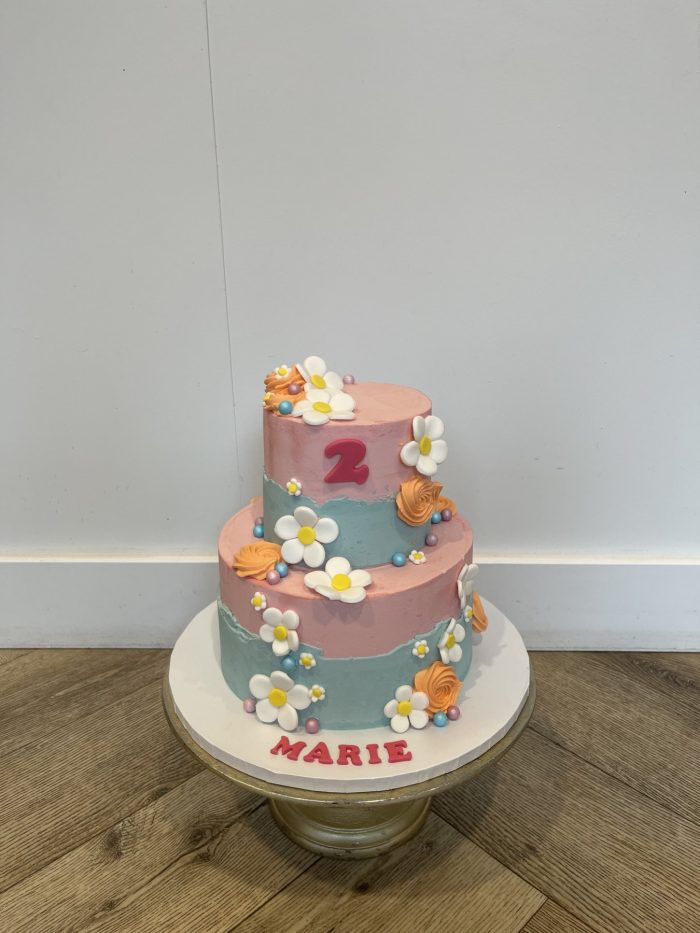 Creme taart met fondant bloemen