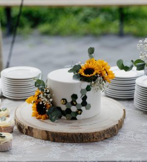 hexagon zonnebloemen bruidstaart met cupcakes