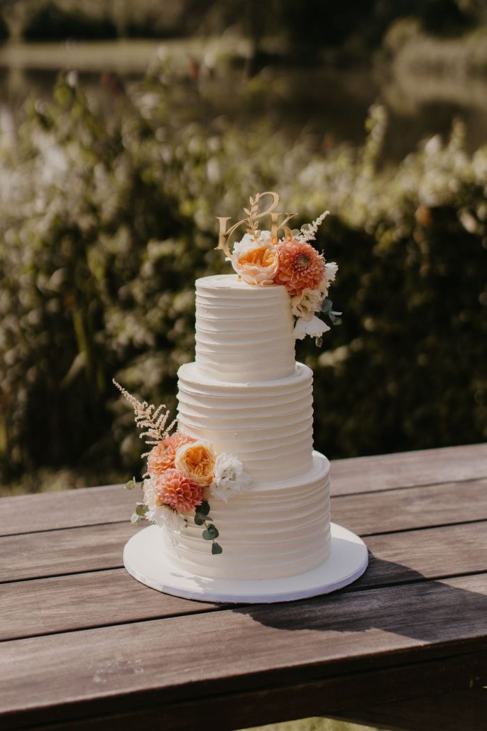 Creme strepen bruidstaart met peach bloemen