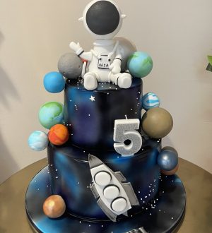 Astronaut met raket galaxy taart