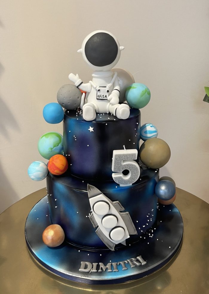 Astronaut met raket galaxy taart