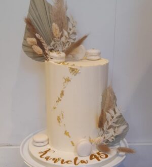 ivoor creme taart met droogbloemen en macarons ivoor creme taart met droogbloemen en macarons