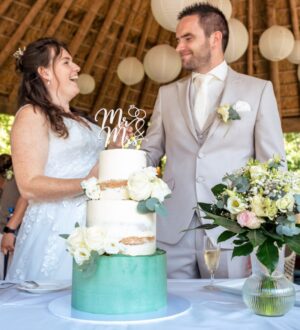 creme strepen bruidstaart met pastel roze bloemen creme strepen bruidstaart met pastel roze bloemen