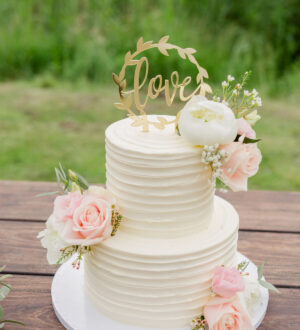 creme strepen bruidstaart met pastel roze bloemen creme strepen bruidstaart met pastel roze bloemen