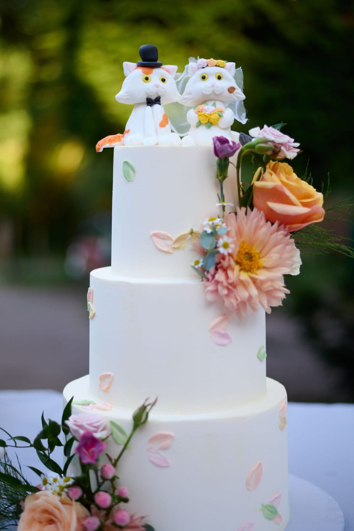 Romantische bruidstaart met katten bruidstopper Romantische bruidstaart met katten bruidstopper
