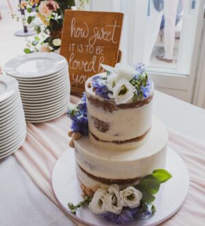 Semi naked met blauwe bloemen Semi naked met blauwe bloemen