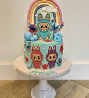Labubu regenboog taart Labubu regenboog taart