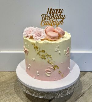 Pink en gold cake met macarons en fondant roosjes Pink en gold cake met macarons en fondant roosjes