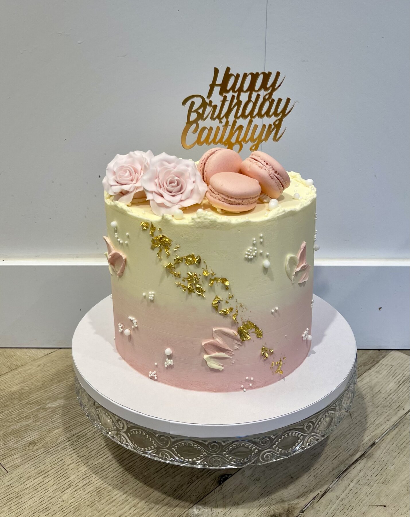 Pink en gold cake met macarons en fondant roosjes Pink en gold cake met macarons en fondant roosjes