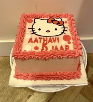 Hello kitty vierkante creme taart Hello kitty vierkante creme taart