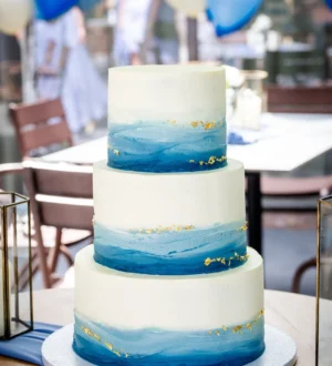 Blauwe ombre bruidstaart met bladgoud Blauwe ombre bruidstaart met bladgoud