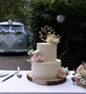 Creme strepen bruidstaart met roze bloemen Creme strepen bruidstaart met roze bloemen