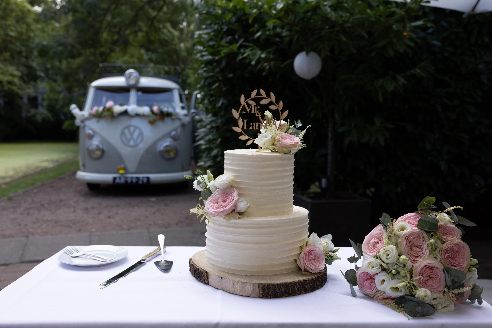 Creme strepen bruidstaart met roze bloemen Creme strepen bruidstaart met roze bloemen