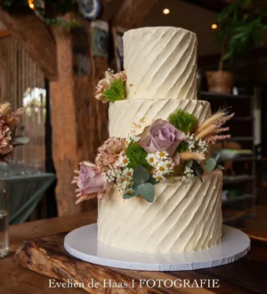 Diagonale strepen bruidstaart met mini waterval van bloemen Diagonale strepen bruidstaart met mini waterval van bloemen