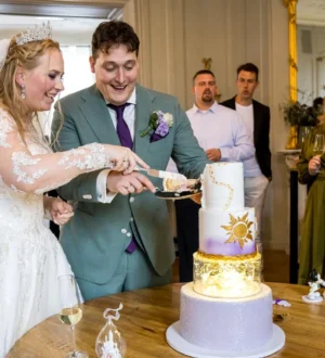 Sprookjes bruidstaart met Rapunzel en tinkelbell accenten Sprookjes bruidstaart met Rapunzel en tinkelbell accenten