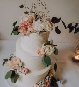 Creme strepen bruidstaart met speelse bloemen Creme strepen bruidstaart met speelse bloemen