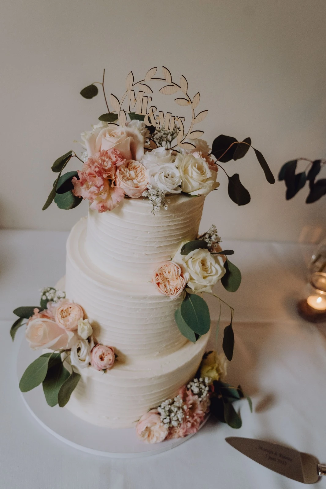 Creme strepen bruidstaart met speelse bloemen Creme strepen bruidstaart met speelse bloemen