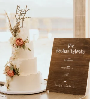Creme bruidstaart met gekartelde randen en verse bloemen Creme bruidstaart met gekartelde randen en verse bloemen