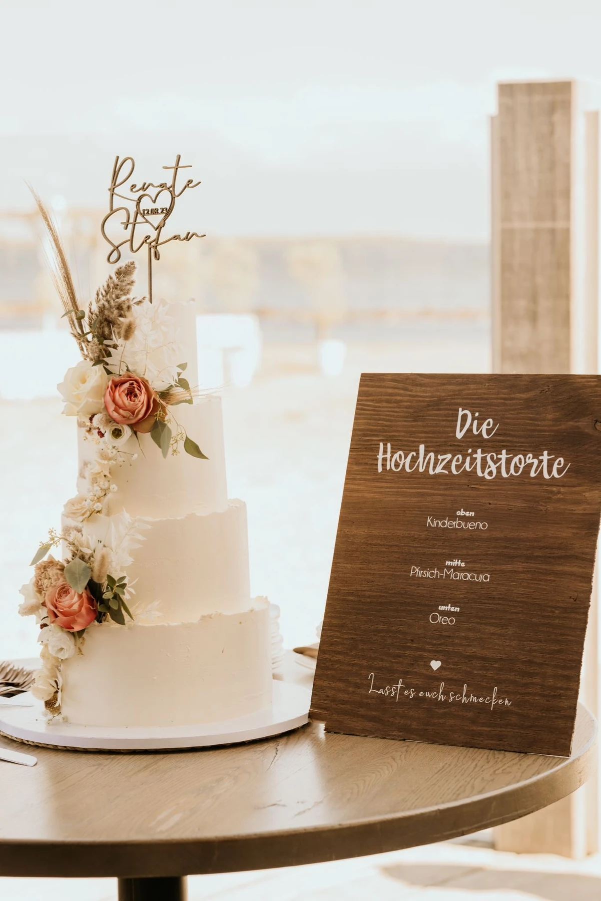 Creme bruidstaart met gekartelde randen en verse bloemen Creme bruidstaart met gekartelde randen en verse bloemen