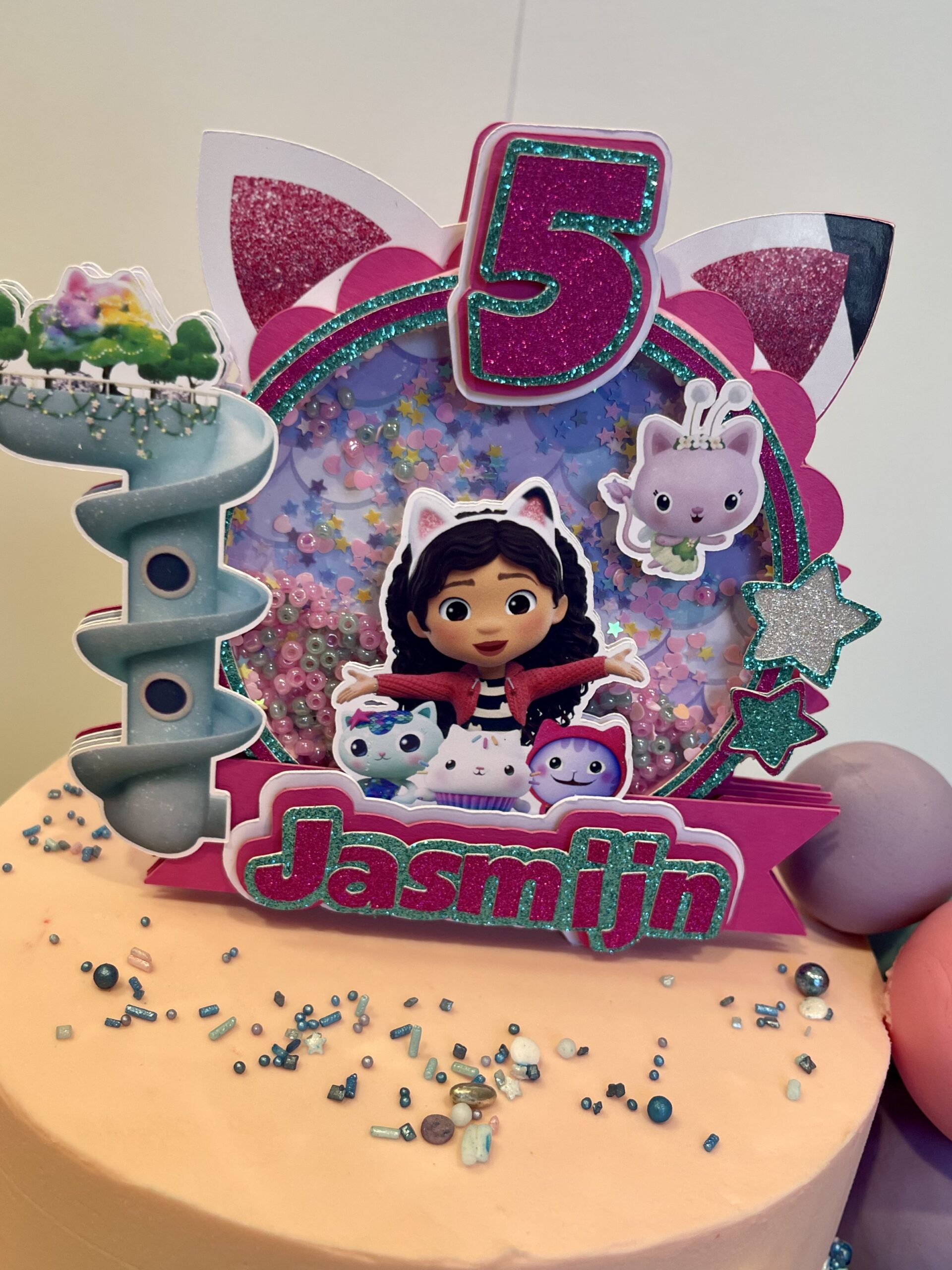 Gabby dollhouse taart met persoonlijke taarttopper Gabby dollhouse taart met persoonlijke taarttopper