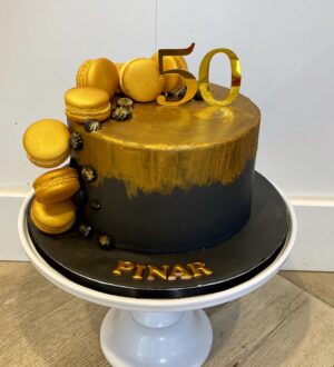 Zwart en goud verjaardagstaart met macarons Zwart en goud verjaardagstaart met macarons