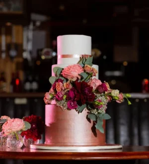 Luxe bruidstaart met grote bos bloemen en romantische kleuren Luxe bruidstaart met grote bos bloemen en romantische kleuren
