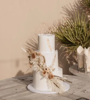 Bohemian bruidstaart met droogbloemen en goudaccenten Bohemian bruidstaart met droogbloemen en goudaccenten