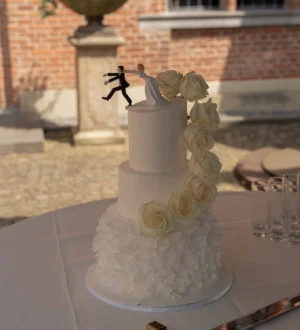 Bohemian bruidstaart met droogbloemen en goudaccenten Bohemian bruidstaart met droogbloemen en goudaccenten