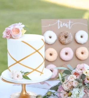 Minimalistische bruidstaart met goudlijnen en verse bloemen Minimalistische bruidstaart met goudlijnen en verse bloemen