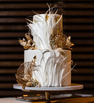Moderne bruidstaart met 3D design, goudaccenten en droogbloemen Moderne bruidstaart met 3D design, goudaccenten en droogbloemen