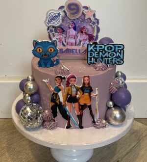 K-pop paarse disco taart met persoonlijke taarttopper K-pop paarse disco taart met persoonlijke taarttopper