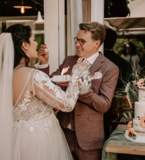Semi naked bruidstaart met bloemen en romantische details Semi naked bruidstaart met bloemen en romantische details