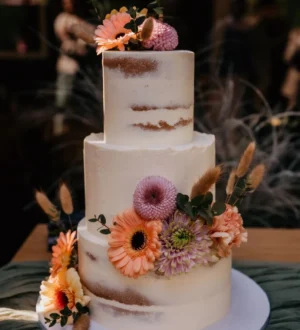 Semi naked bruidstaart met bloemen en natuurlijke uitstraling Semi naked bruidstaart met bloemen en natuurlijke uitstraling