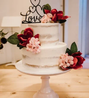 Semi naked bruidstaart met rode bloemen en topper Semi naked bruidstaart met rode bloemen en topper