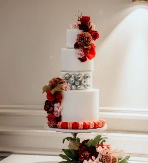 Luxe bruidstaart met bloemen, macarons en disco ballen Luxe bruidstaart met bloemen, macarons en disco ballen