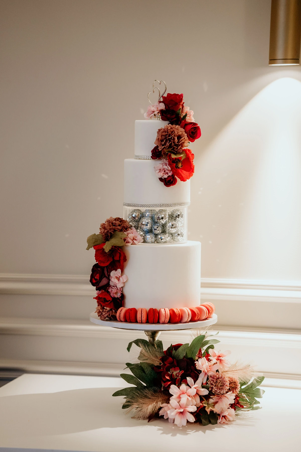 Luxe bruidstaart met bloemen, macarons en disco ballen Luxe bruidstaart met bloemen, macarons en disco ballen