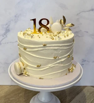 Verjaardags taart creme en goud Verjaardags taart creme en goud