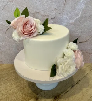 Elegante fondant en zijde bloemen taart Elegante fondant en zijde bloemen taart