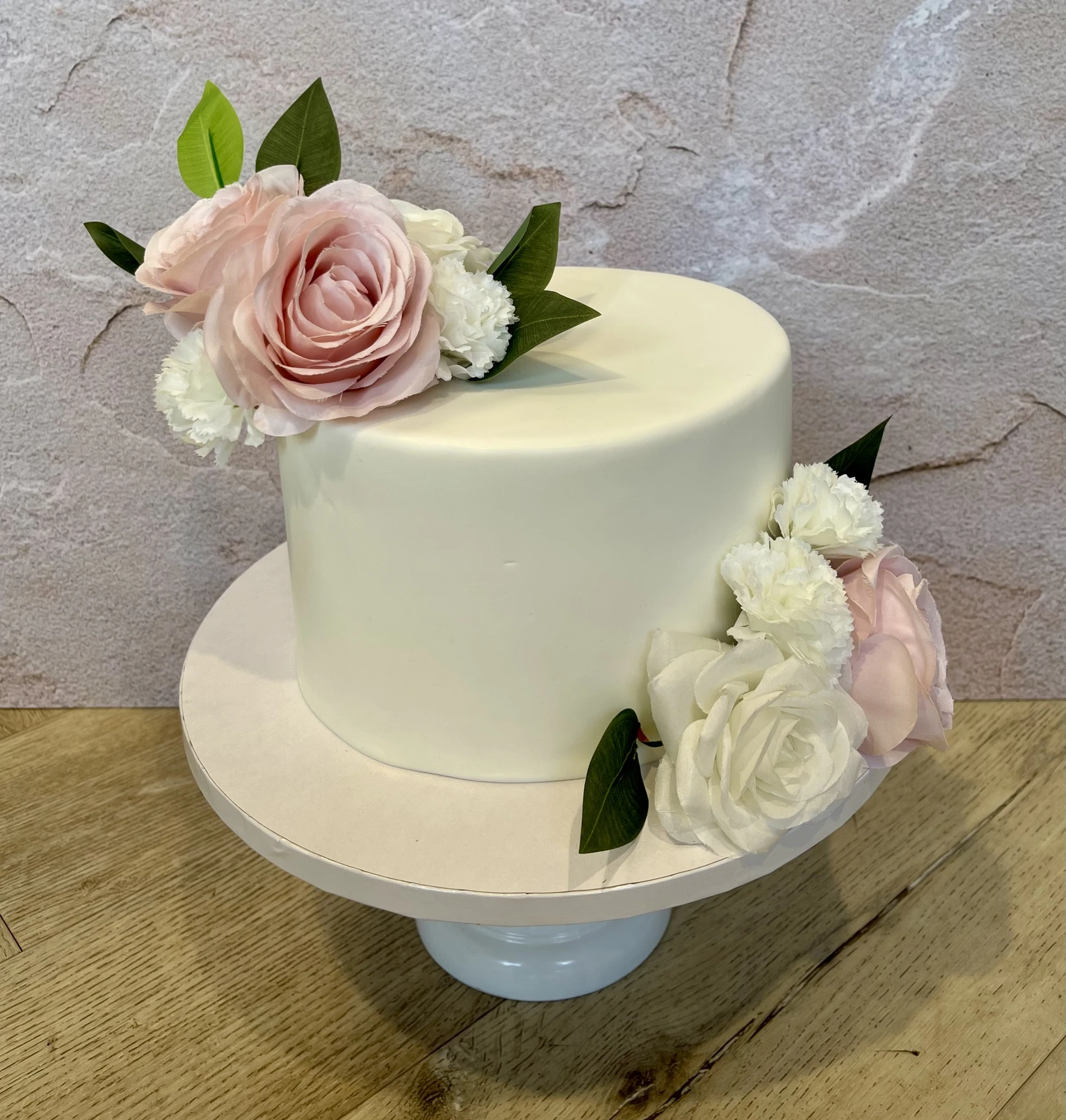 Elegante fondant en zijde bloemen taart Elegante fondant en zijde bloemen taart