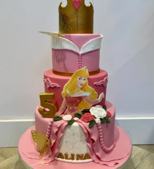 Doornroosje roze fondant taart