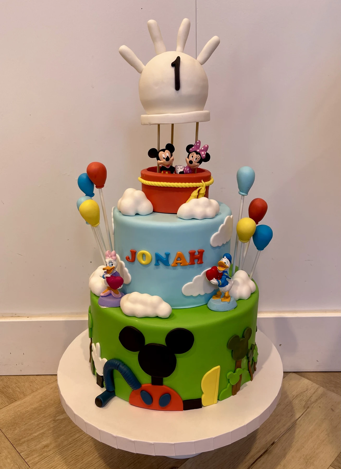 Mickey Mouse fondanttaart met luchtballon Mickey Mouse fondanttaart met luchtballon